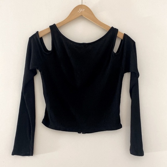Charlotte Russe Semi Cropped Cold Shoulder Long Sleeve Zip Up Front Top - Picture 4 of 6